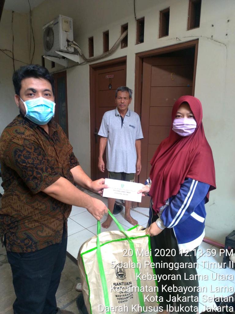 Salah satu warga Jawa Timur di Jakarta yang dapat bansos. (Foto: Humpro Jatimprov)
