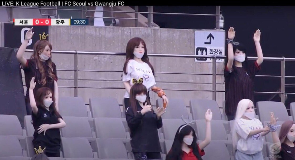 Boneka seks dipakai jadi penonton saat Liga Korsel 2020, FC Seoul melawan Gwangju FC. (Foto: Twitter)