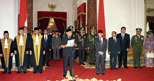 Momen lengsernya Presiden ke-2 RI Soeharto sekaligus momentum reformasi. (Foto: TVRI)
