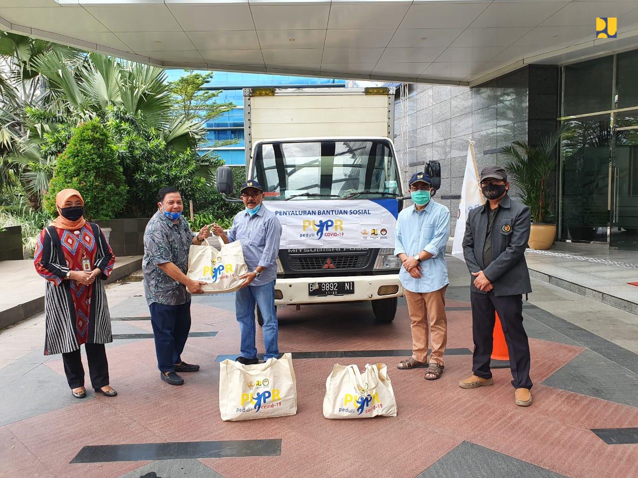 Keluarga besar Kementerian PUPR membagikan 200 paket sembako pada Persatuan Wartawan Indonesia (PWI). (Kementerian PUPR)