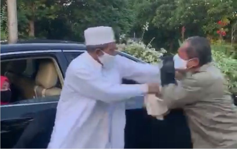 Potongan video yang menunjukkan perseteruan antara Habib Umar Abdullah Assegaf, pemilik Majelis Roudhotus Salaf Bangil, Pasuruan, Jawa Timur dengan seorang anggota Satpol PP. (Foto: Istimewa)