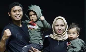 Ahmad Tontowi bersama istrinya, Michelle Harminc dan kedua anaknya, Danish Arsenio Ahmad dan Arsya Alfarezel Ahmad. (Foto: Antara)