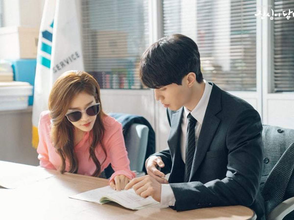 Salah satu adegan drama Korea (drakor) Touch Your Heart, Yoon Seo cemburu Jung Rok dekat dengan teman semasa kuliahnya, Yeo Reum. (Foto: tvN)