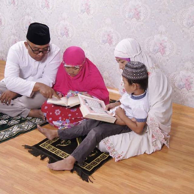 Membaca Yasin dan doa bersama kelaurga di rumah. (Foto: Istimewa)