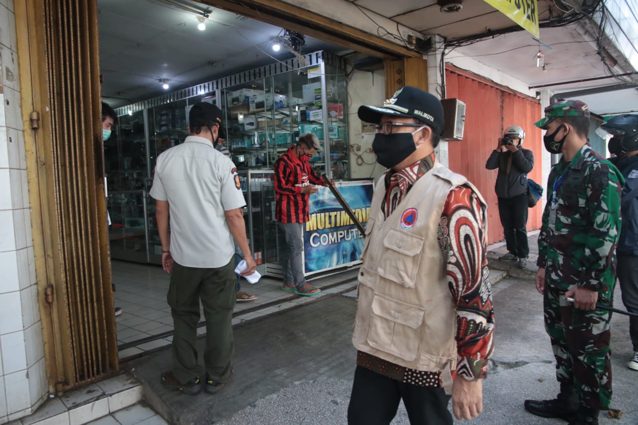 Wali Kota Malang, Sutiaji bersama jajaran TNI-POLRI dan Satpol PP ketika menutup toko di kawasan Pecinan yang masih buka (Foto: istimewa)