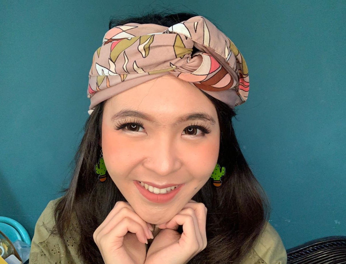Fashion Enthusiast Marisa Santosa  tampil stylish dengan turban di kepala. (Foto: Istimewa)