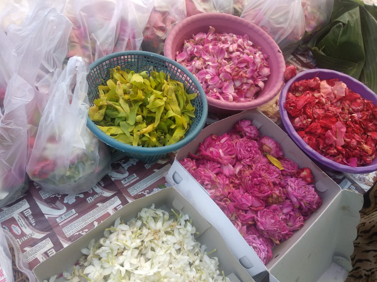 Bunga untuk nyekar yang dijual di depan Pasar Cukir, Kecamatan Diwek, Kabupaten Jombang. (Foto: M.Rizqi/Ngopibareng.id)