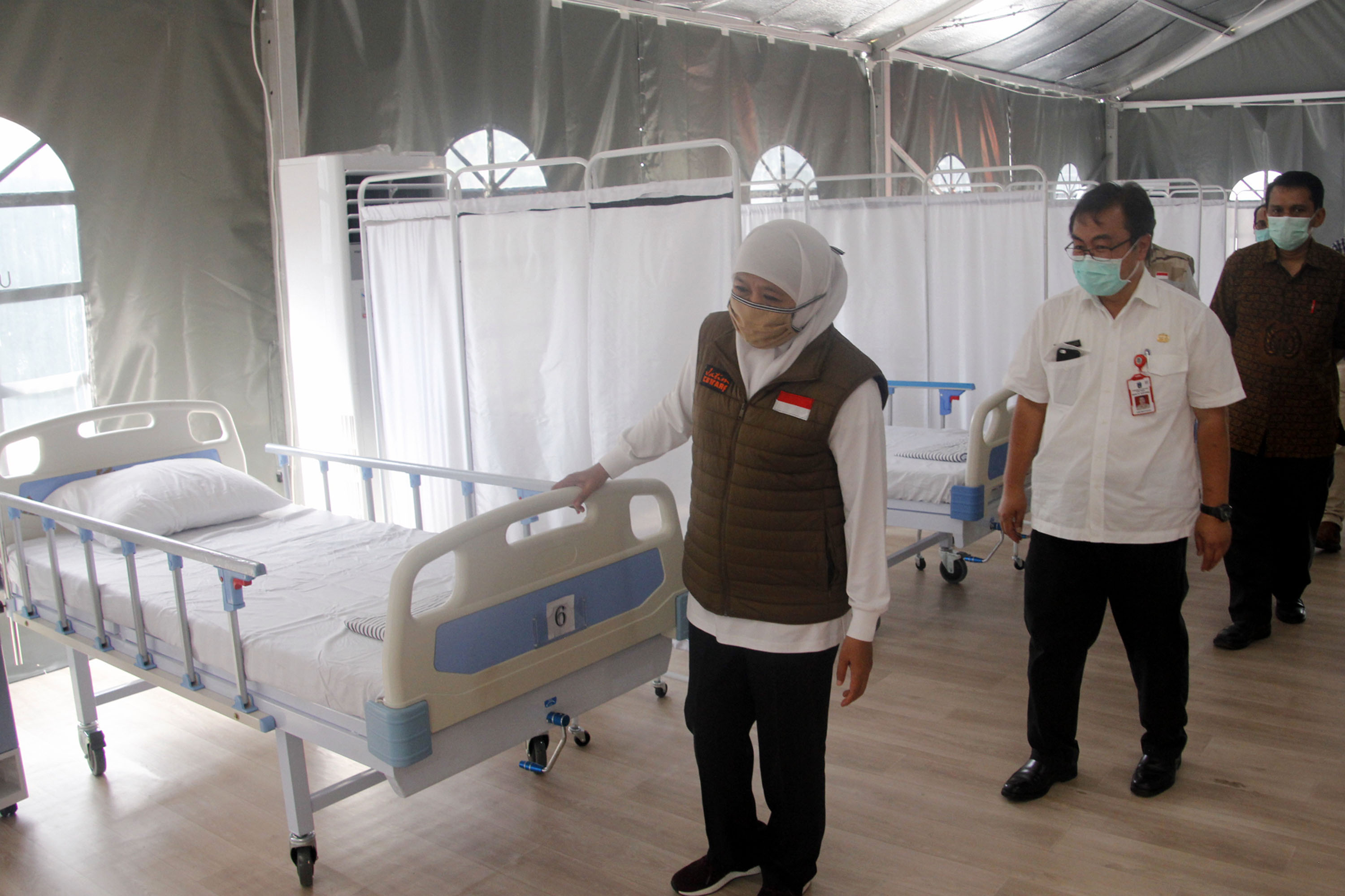 Gubernur Jatim, Khofifah Indar Parawansa ketika melihat kesiapan RS darurat di Balitbangkes Humaniora, Surabaya, Jumat 22 Mei 2020. (Foto: Fariz Yarbo/Ngopibareng.id)