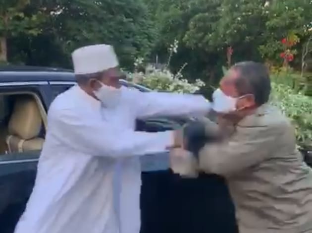  Habib Umar Assegaf Bangil adu jotos dengan petugas Satpol PP. (Foto: Tangkapan Layar)