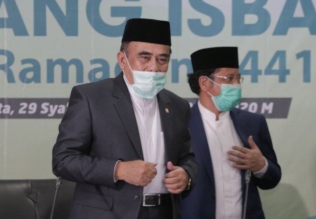 Menteri Agama Fahrur Rozi (kiri) didampingi Dirjen Bimas Islam Kamaruddin Amin (kanan) berdiri usai menyampaikan hasil Sidang Isbat penentuan awal Ramadhan 1441 Hijriah dari Kantor Kementerian Agama, Jakarta. (Foto: Ant)