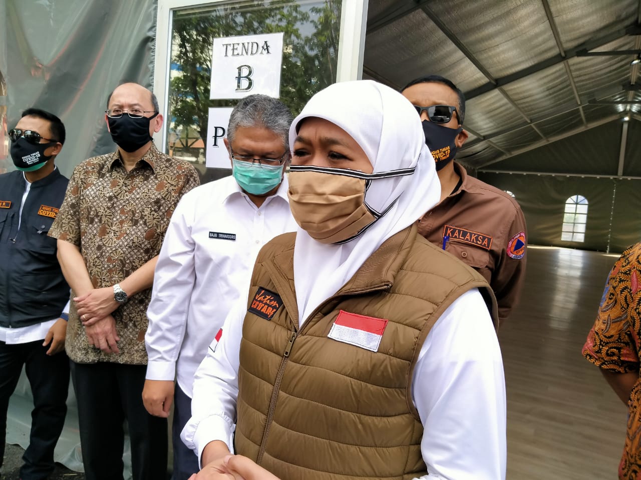 Gubernur Jatim, Khofifah Indar Parawansa saat meninjau RS darurat di Balitbangkes Humaniora, Surabaya, Jumat 22 Mei 2020. (Foto: Fariz Yarbo/Ngopibareng.id)