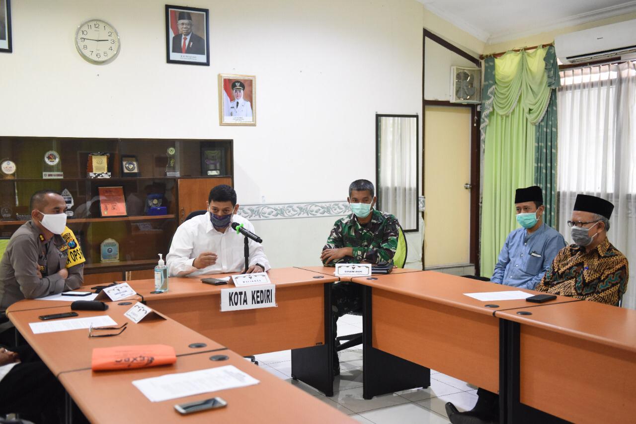 Walikota Kediri, Abdullah Abu bakar (berbaju putih) saat memimpin rapat. (Foto: istimewa)