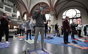 Jemaah shalat Jumat dengan jaga jarak di Gerea Martha Lutheran, Berlin, Jerman, Jumat kemarin. (Foto:Reuters)