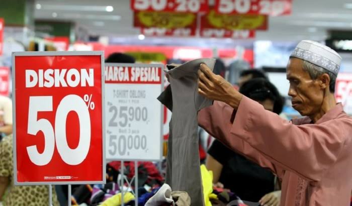Ilustrasi warga yang sedang berbelanja baju di salah satu mall di Surabaya, (Foto: Istimewa)