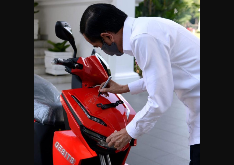 Motor listrik Gesits yang ditandangani Presiden Joko Widodo (Jokowi). (Foto: Istimewa)