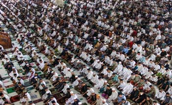 Ribuan umat muslim melaksanakan shalat Idul Fitri 1 Syawal 1441 Hijriah di Masjid Agung Islamic Center, Lhokseumawe, Aceh. Minggu, 24 Mei 20202. (Foto:Antara/Rahmad). 