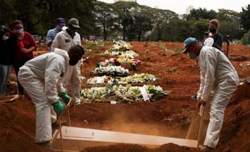 Petugas  di tempat pemakaman Formosa di Ibukota Sao Paulo, Brazil, tidak berhenti mengubur jenazah akibat COVID-19, Sabtu kemarin. (Foto:Reuters)
