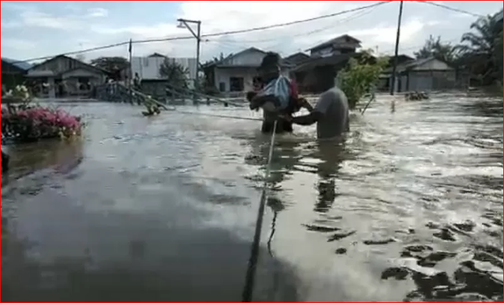 Petugas BPBD Kota Samarinda dibantu tim relawan membantu evakuasi warga terdampak banjir di Kota Samarinda, Kalimantan Timur. (Foto: Antara/Arumanto)