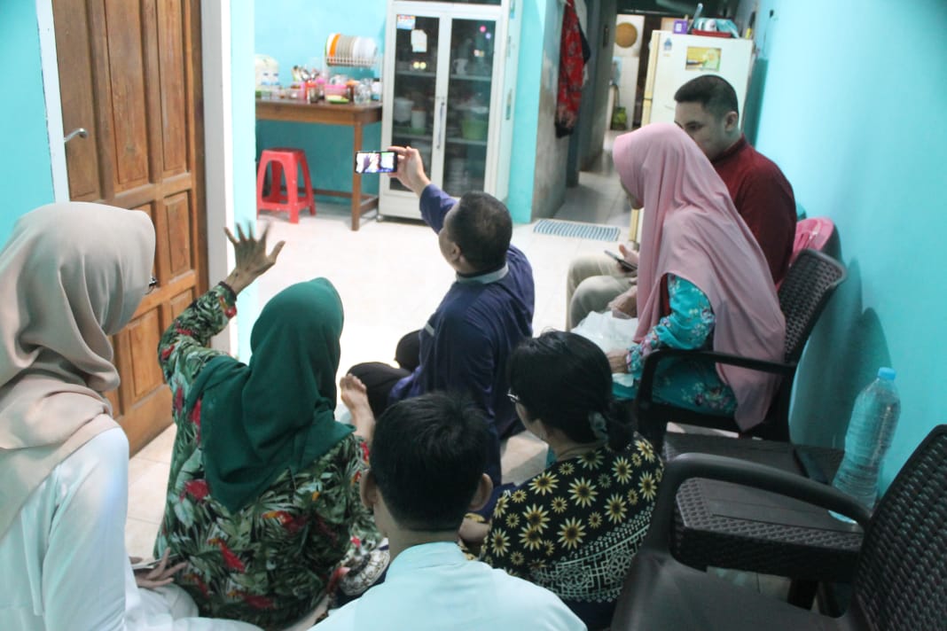 Ilustrasi keluarga sedang berlebaran menggunakan video call, akibat larangan mudik. (Foto: Asmanu Sudharso/Ngopibaren.id)