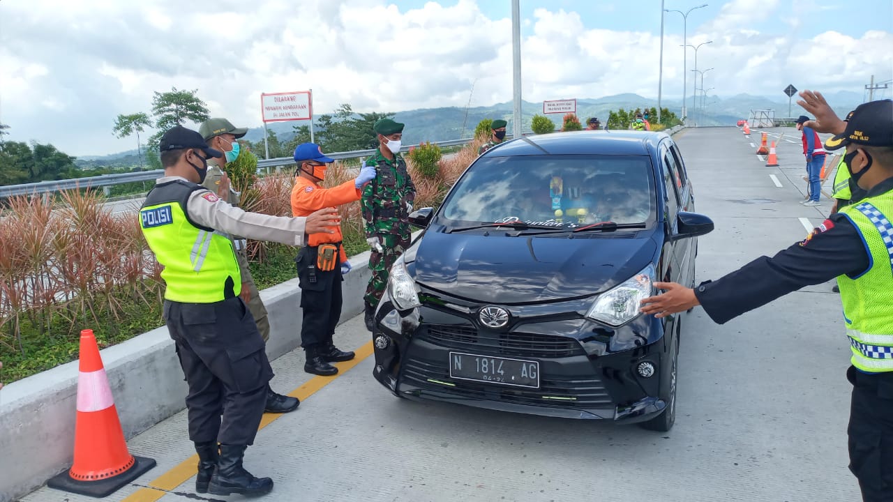 Proses pemeriksaan kendaraan di Exit Tol Lawang, Malang. (Foto: Istimewa)