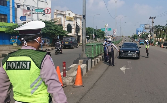 Polisi bertugas di check point di Jakarta. (Foto: Istimewa)