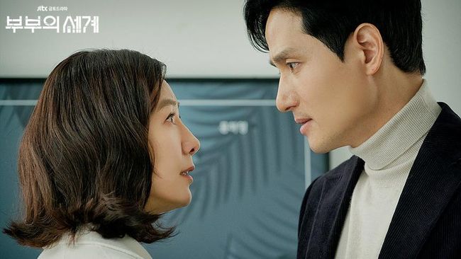 Salah satu adegan Ji Sun-woo dan Lee Tae-oh di serial The World of the Married. (Foto: JTBC)