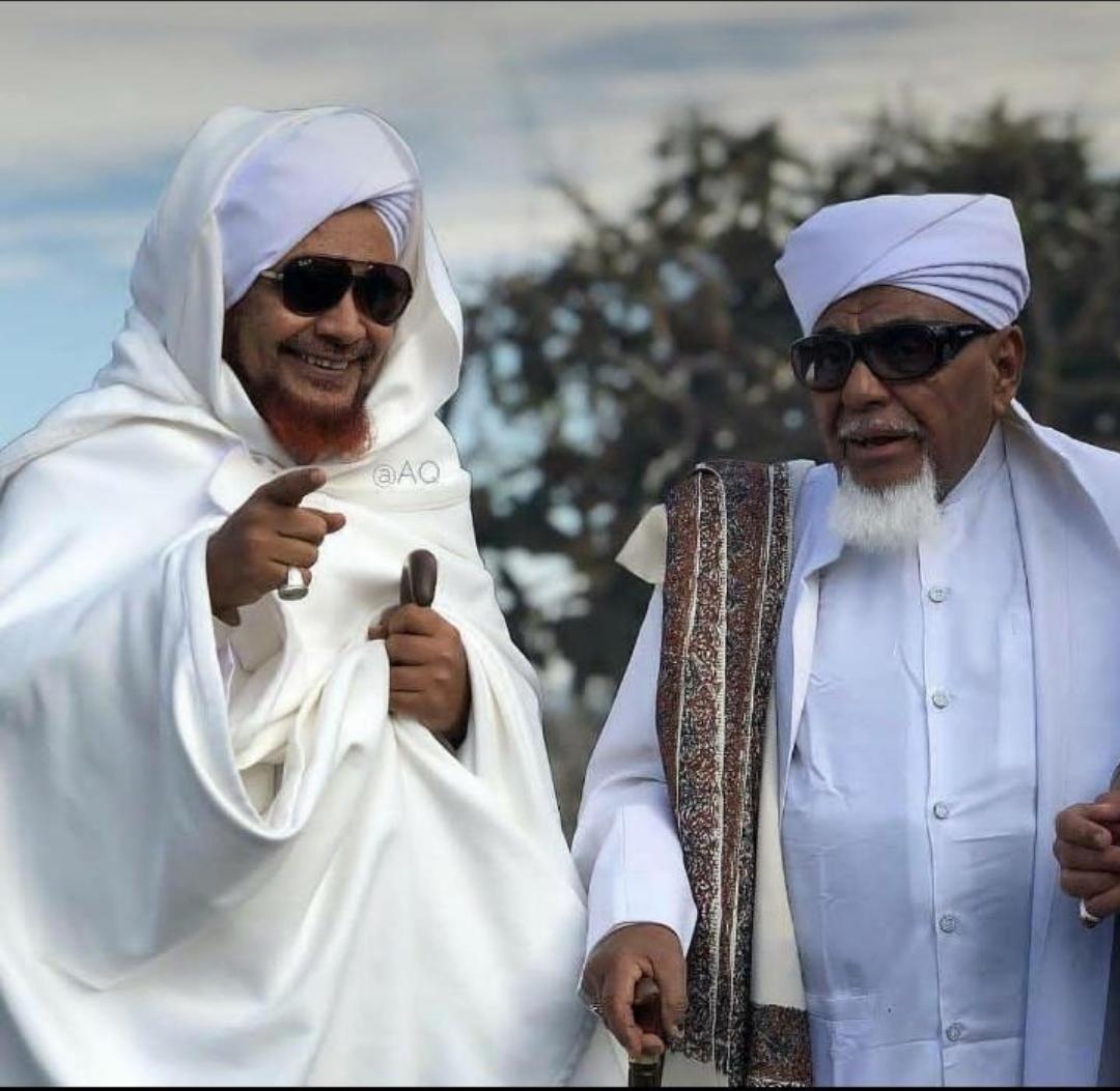 Habib Ali Masyhur (kanan) bersama adiknya, Habib Umar bin Hafidz. (Foto: Istimewa)