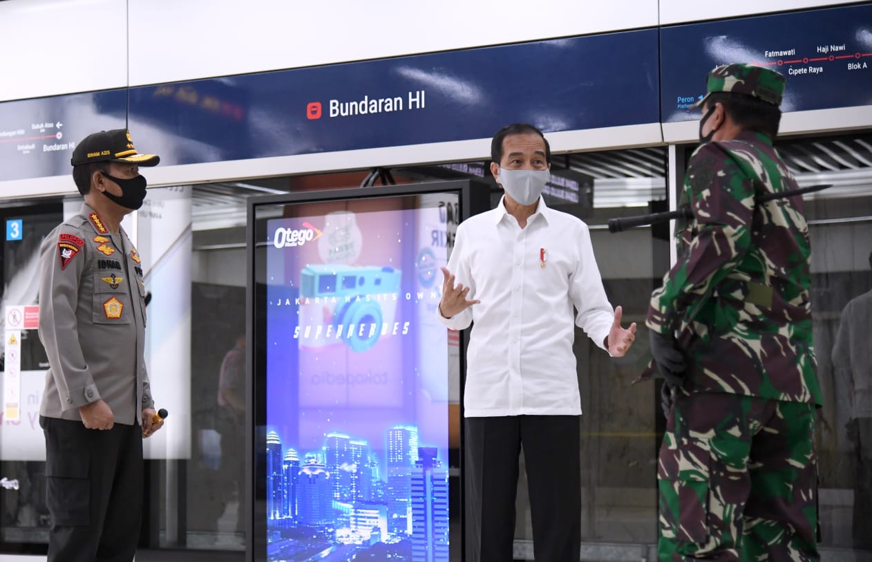 Presiden Joko Widodo meninjau stasiun MRT bundaran Hotel Indonesia Jakarta, didampungi Panglima TNI dan Kapolri. ( foto: Setpres)