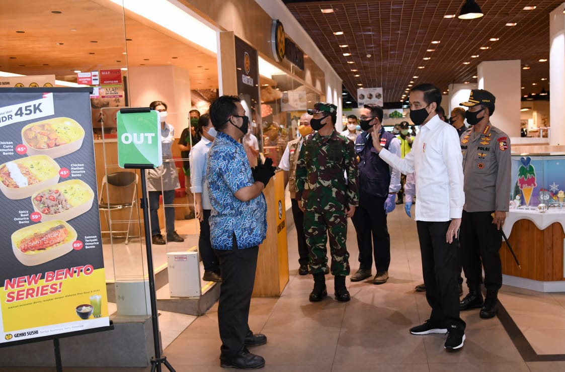 Presiden Joko Widodo saat meninjau salah satu mall di Bekasi. (Foto: Setpres)