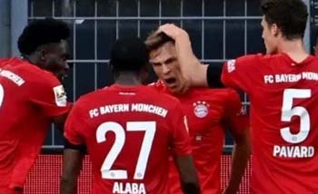 Pemain Bayern Munich, Joshua Kimmich (tengah) mendapat selamat dari kawan-kawannya setelah mencetak gol ke gawang Dortmund, kemarin. (Foto:Reuters)