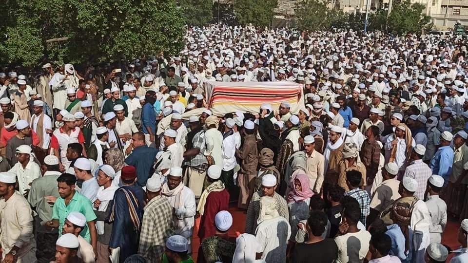 Lautan massa menyaksikan proses pemakaman Habib Ali Masyhur bin Hafidz di Tarim, Hadramaut, Yaman. (Foto-foto: santri pcinu yaman))