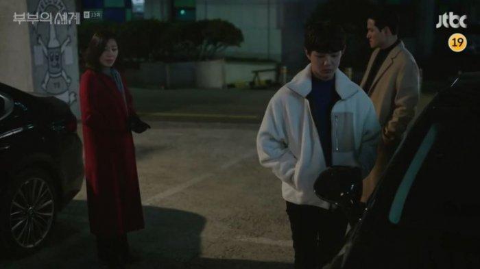 Salah satu adegan drama Korea (drakor) The World of the Married, Joon Young mengetahui perselingkuhan orangtuanya, Ji Sun-woo dan Lee Tae-oh. (Foto: JTBC)