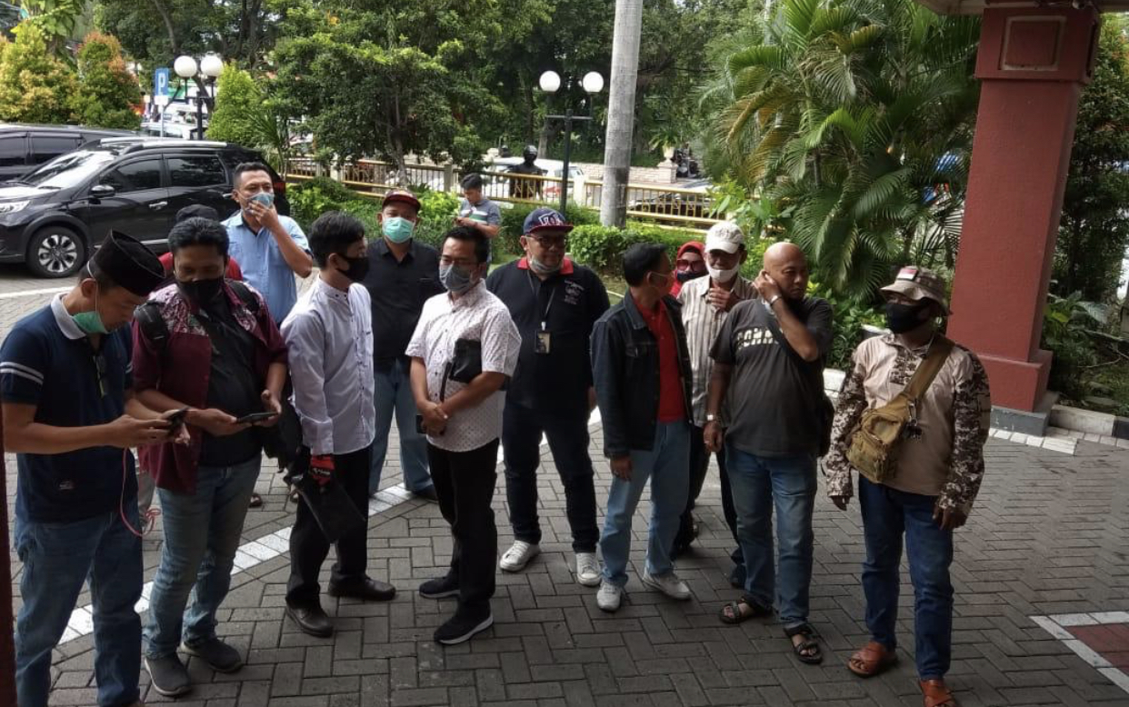 Massa penolak PSBB ketika berkumpul di depan Kantor DPRD Kota Surabaya. (Foto: Istimewa) 