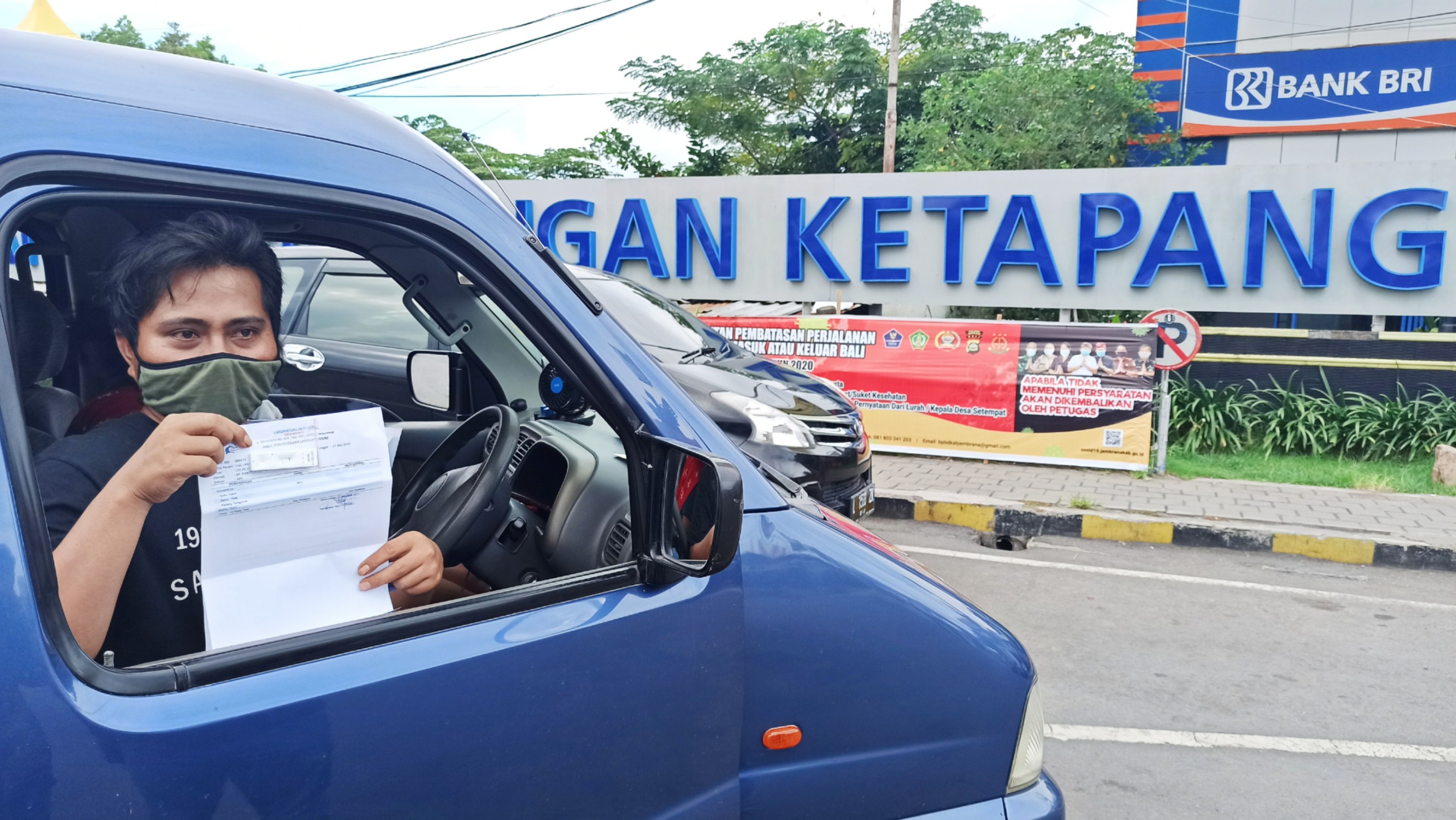 Salah satu calon penumpang yang akan menyeberang ke Bali, Puryadi, menunjukkan surat keterangan dengan lampiran hasil rapid test dengan hasil nonreaktif Covid-19. (Foto: Muh. Hujaini/Ngopibareng.id)