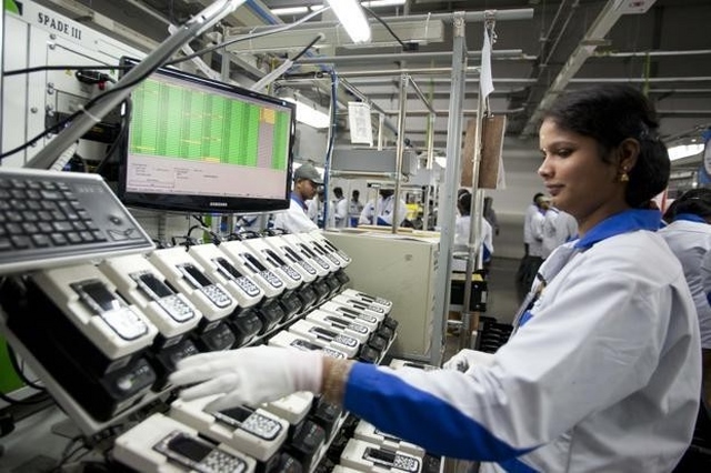 Ilustrasi pabrik smartphone di India. (Foto: Reuters)