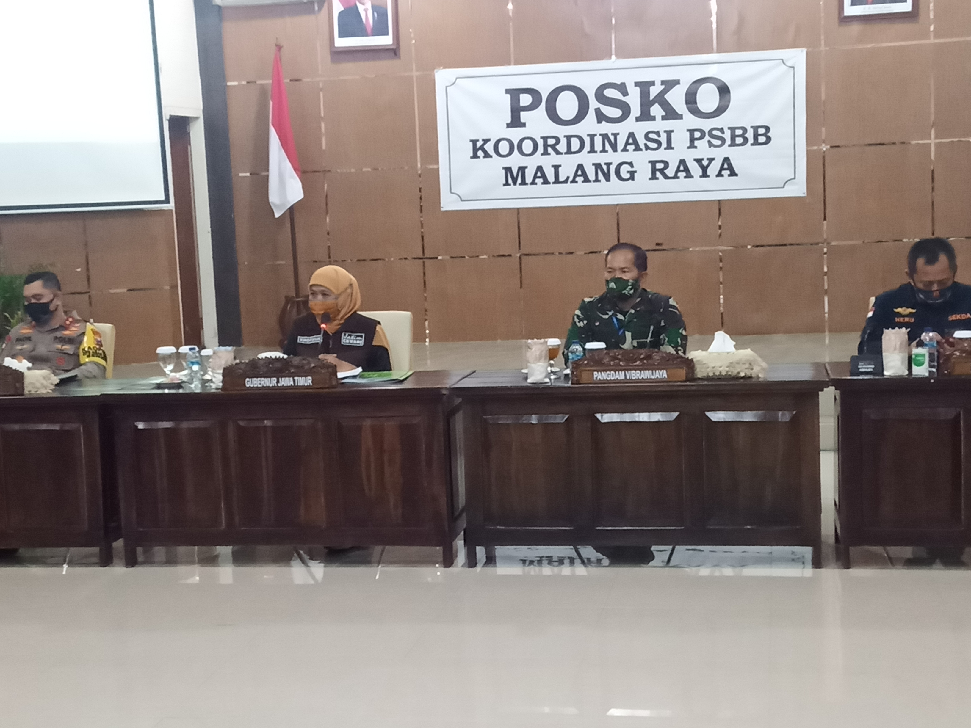 Gubernur Jawa Timur, Khofifah Indar Parawansa ketika Konferensi Pers di Kantor Bakorwil Jatim III Malang (Foto: Lalu Theo/ngopibareng.id)