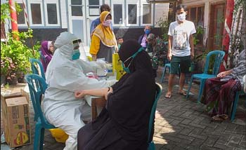 Test rapid yang diadakan Dinas Kesehatan Kota Surabaya diNyamplungan Gang 4 Kelurahan Ampel, Rabu kemarin. (Foto:Ngopibareng/m.anis)