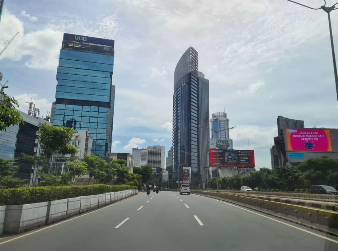 Jalan protokol dan pusat perkantoran di Jalan M.H Thamrin, Jakarta Pusat, tampak lengang memasuki PSBB jilid tiga, Kamis 28 Mei 2020. (Foto: Asmanu Sudharso/Ngopibareng.id)