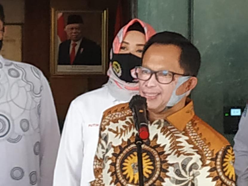 Masker yang dipakai Menteri Dalam Negeri Tito Karnavian bergambar wajahnya sendiri seperti sedang tersenyum. (Foto: Republika)