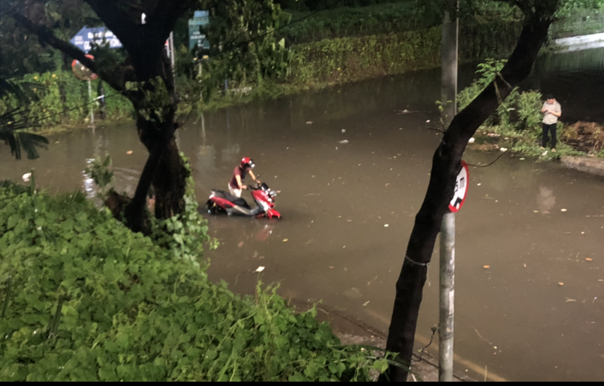 Banjir di sekitar Jalan Medokan Semampir, Surabaya, Kamis 28 Mei 2020. (Foto: Andhi Dwi/Ngopibareng.id)
