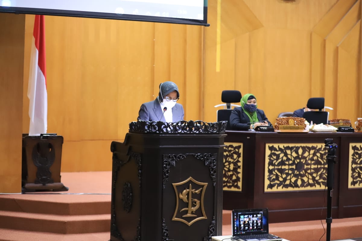 Walikota Surabaya, Tri Rismaharini ketika jelaskan LKPJ Di Gedung DPRD Kota Surabaya. (Foto: Dok. Pemkot Surabaya)