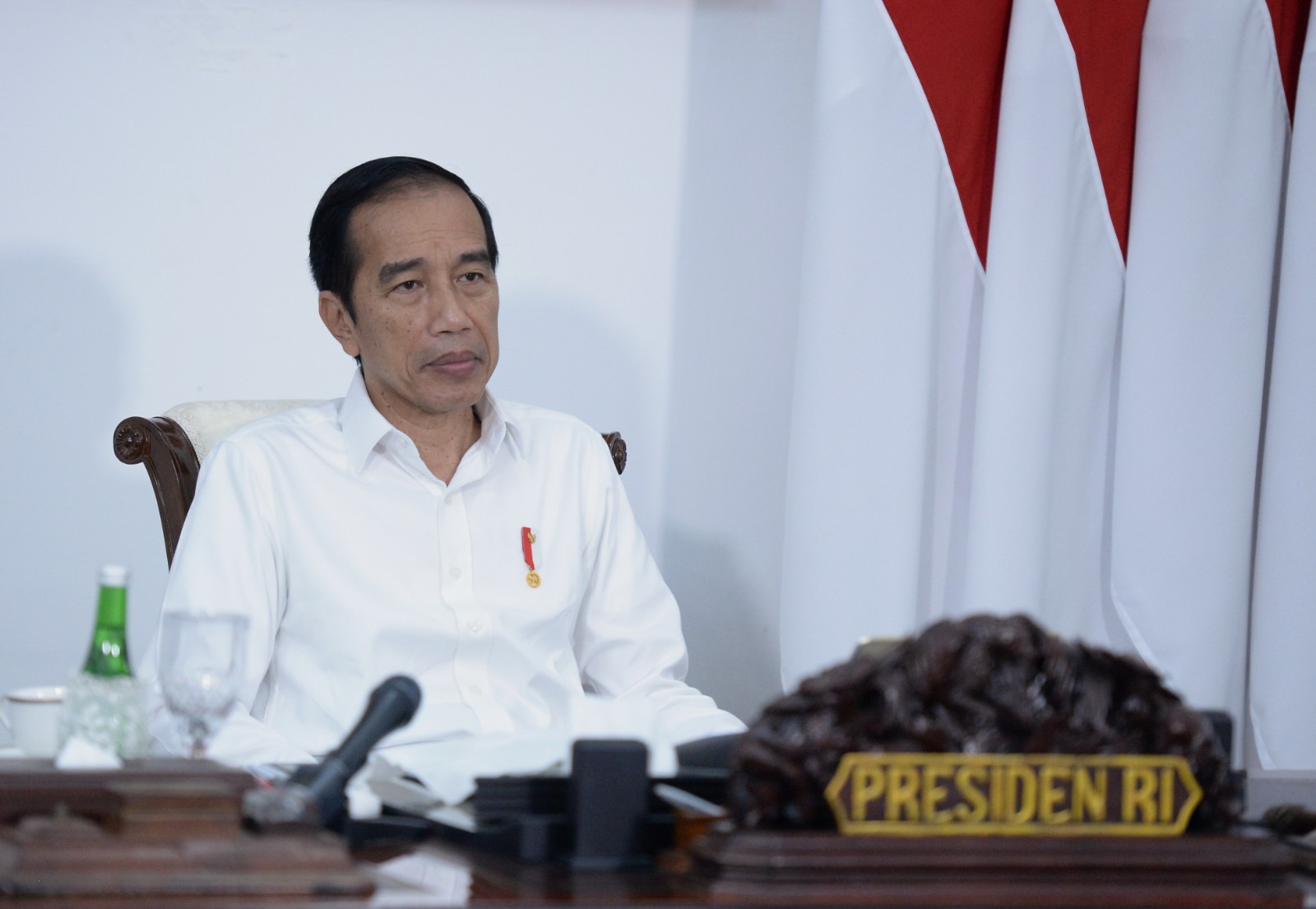 Presiden Joko Widodo (Jokowi) memimpin rapat terbatas (Ratas) di Istana Merdeka. Proyek Strategis Nasional (PSN) jangan kalah dengan virus corona atau Covid-19. (Foto: Setpres)