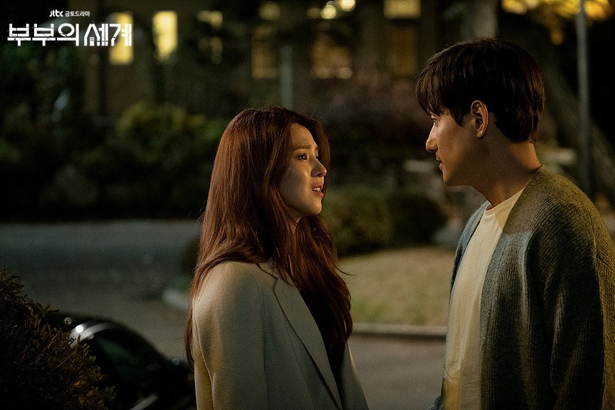 Salah satu adegan drama Korea (drakor) The World of the Married, adegan Da Kyung kecewa dengan perselingkuhan suaminya, Lee Tae-oh dengan mantan istrinya, Ji Sun-woo. (Foto: JTBC)