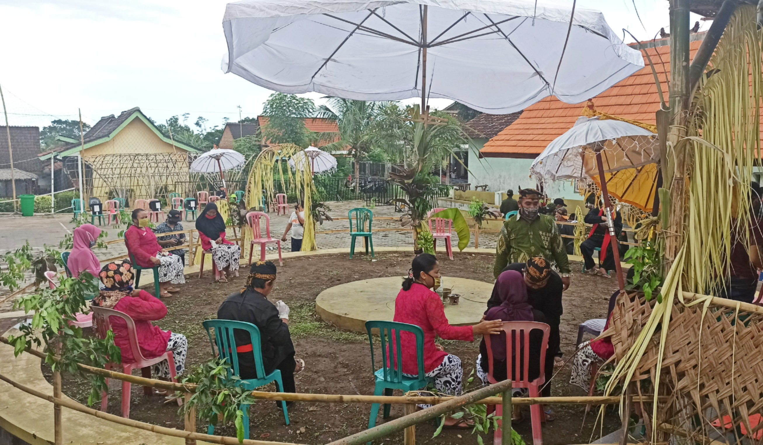 Para warga adat berkumpul di area panggung Tarian Seblang sebelum ritual adat Seblang dimulai (Foto: Muh. Hujaini/Ngopibareng.id)