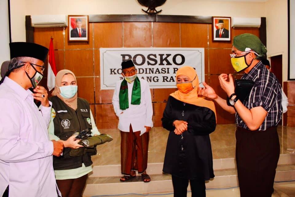 Dokter Muhammad S Niam (kanan), saat Pertemuan Satgas Peduli Covid19 NU Malang Raya bersama Gubernur Jawa Timur Khofifah Indar Parawansa. (Foto: MSN) 