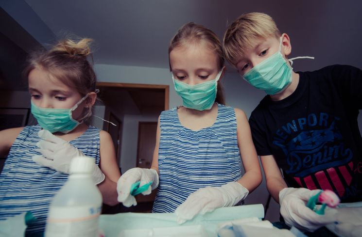 Ilustrasi anak-anak mengenakan masker selama pandemi corona. (Foto: Google) 