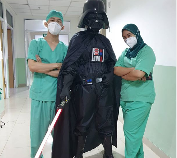 Dokter Rollando Erric Manibuy, SpOT mengenakan alat pelindung diri (APD) Darth Vader, tokoh antagonis dari Star Wars. (Foto: Instagram @erric_manibuy)