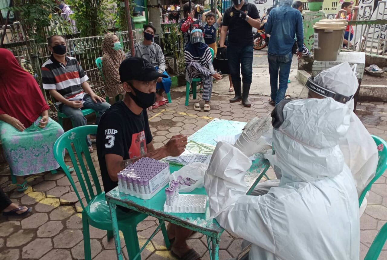 Tenaga kesehatan saat melakukan rapid test massal kepada warga di Kelurahan Kenjeran Kecamatan Bulak Surabaya. (Foto: Ni'am Kurniawan/Ngopibareng.id)