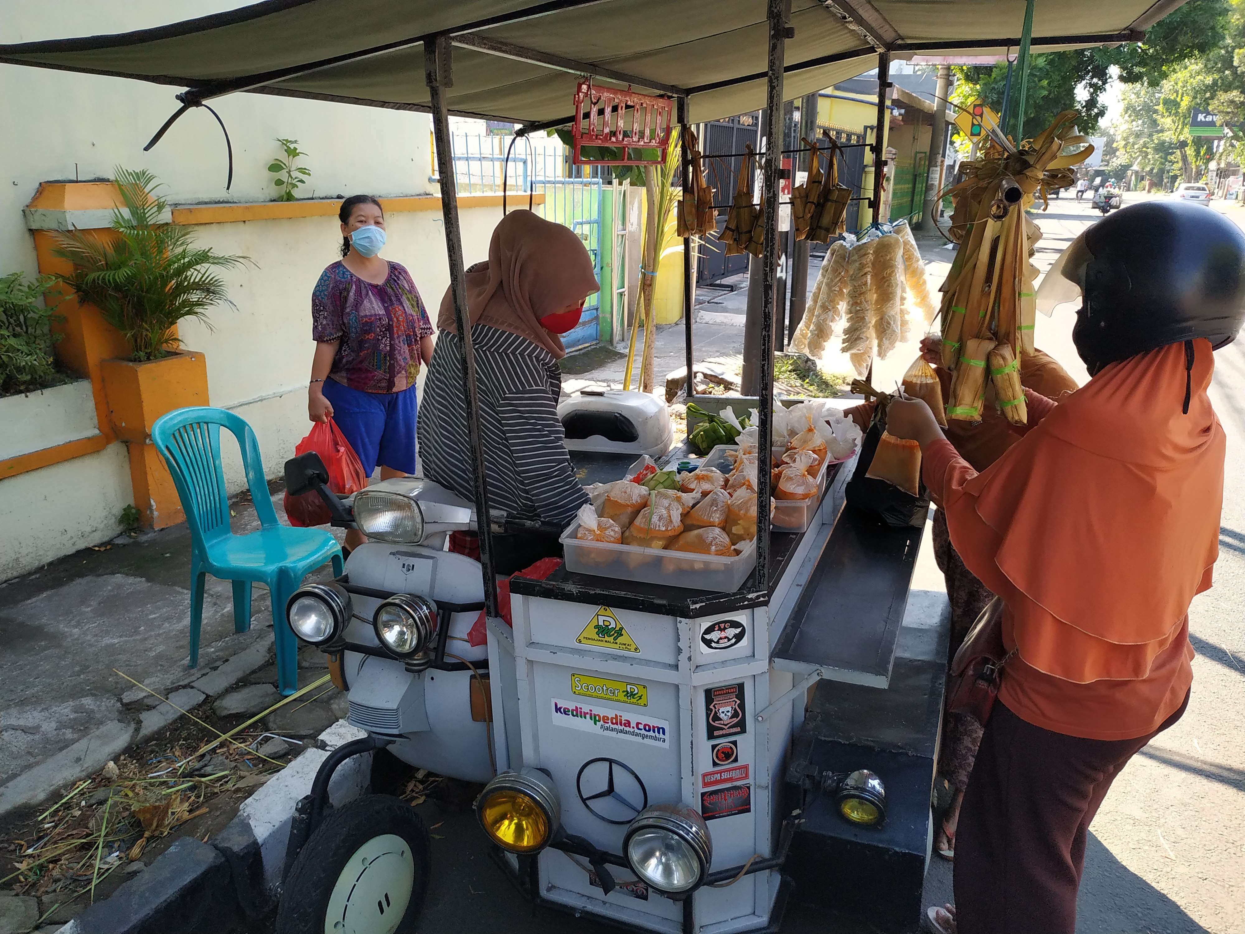 Menjual kuliner ketupat lebaran di atas modifikasi Vespa Transformers. (Foto: Fendi Plesmana/Ngopibareng.id)
