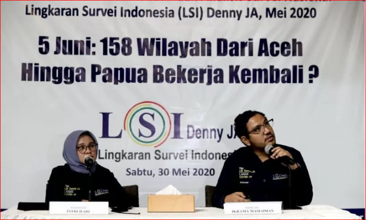 Peneliti LSI Denny JA, Ikrama Masloman (kanan) dan moderator Fitri Hari (kiri) saat menyampaikan hasil survei "5 Juni: Indonesia mulai bekerja bertahap di 158 wilayah" di Kantor LSI Rawamangun Jakarta, Sabtu 30 Mei 2020. (Foto: Istimewa)